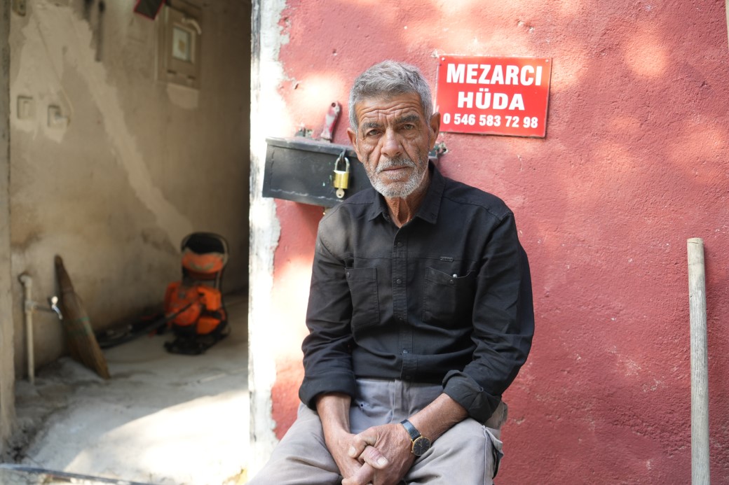 Rüyayla başladı, hayatının görevi oldu: 19 yıldır karşılıksız mezarlık bakımı yapıyor