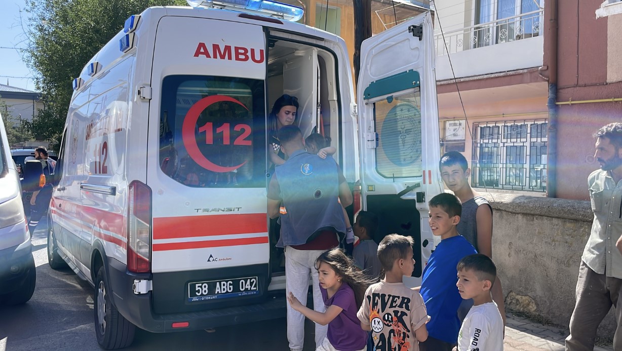 Bodrum katta çıkan yangın paniğe neden oldu, 5 kişi dumandan etkilendi