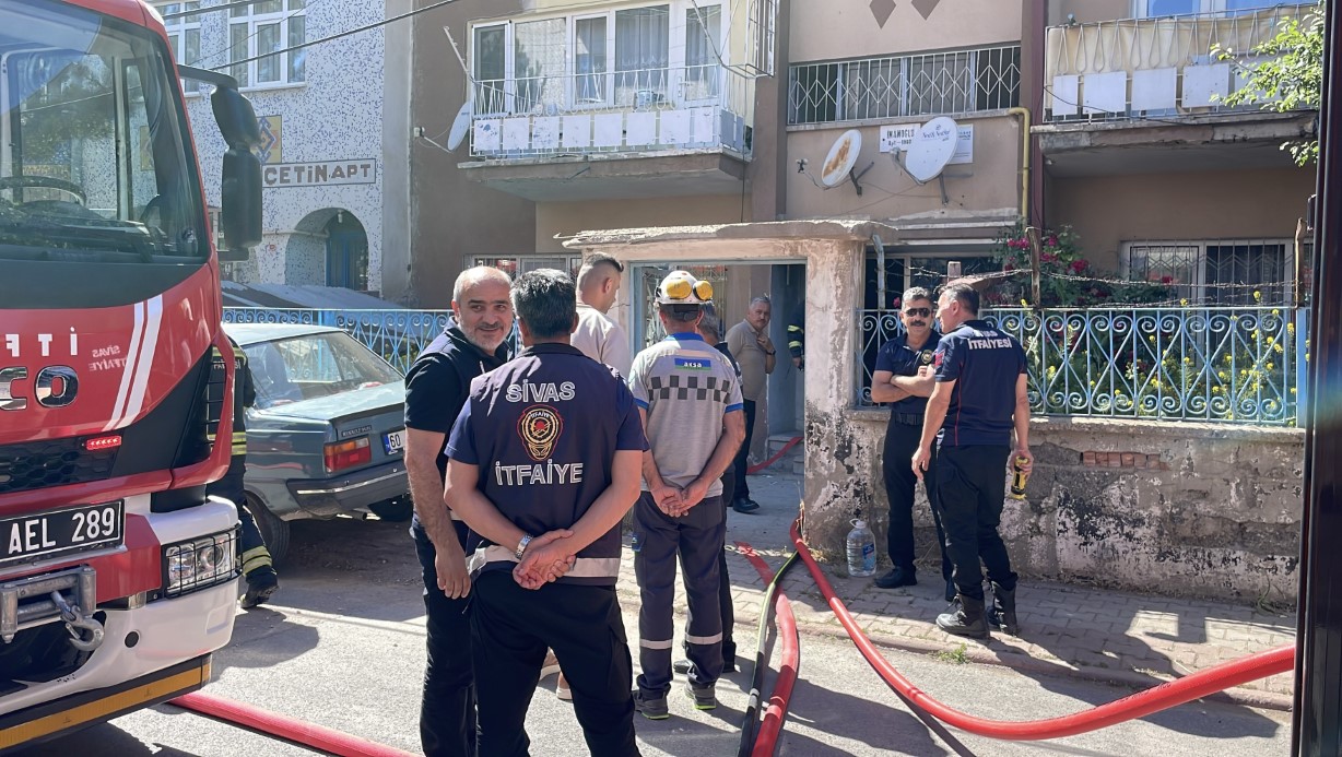 Bodrum katta çıkan yangın paniğe neden oldu, 5 kişi dumandan etkilendi