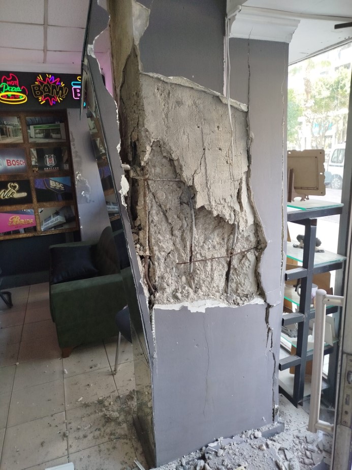 Antalya’da zemin kat kolonu patlayan 7 katlı bina tahliye edildi