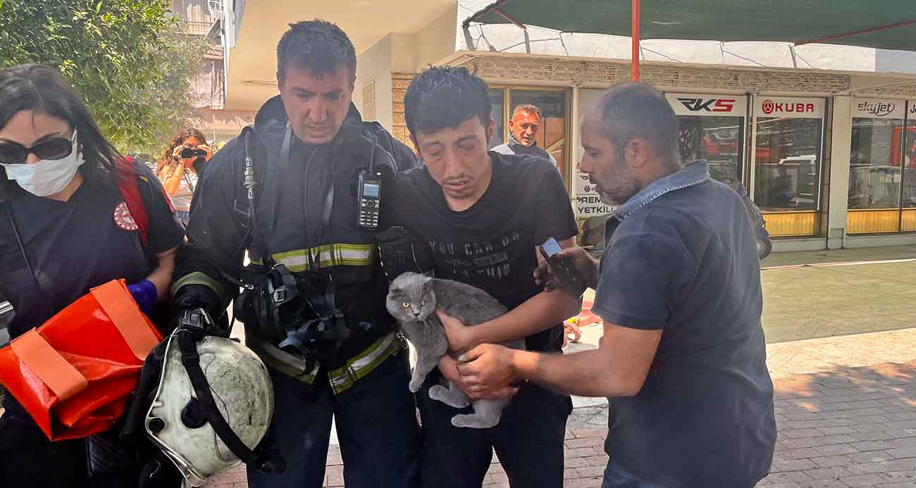 Alevlerin sardığı evde balkona sığındı, kedisini elinden bırakmadı