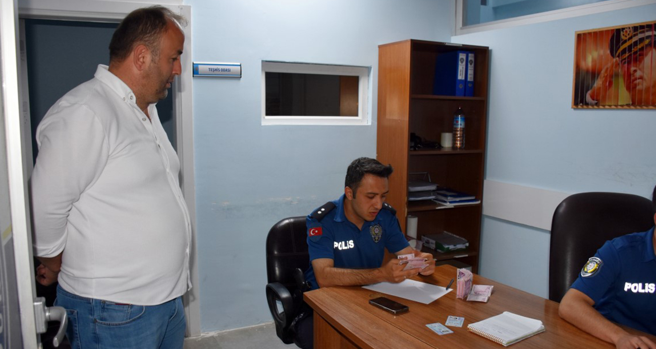 Para yatırmak için gittiği bankamatikte binlerce lira para buldu