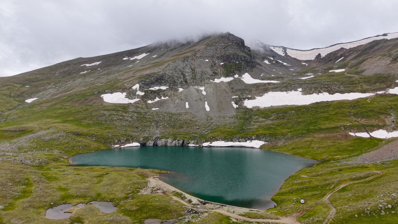 <p>Doğal g&uuml;zellikleri, berrak suları ve &ccedil;evresinde h&acirc;l&acirc; g&ouml;r&uuml;len kar k&uuml;tleleriyle bu eşsiz g&ouml;l, g&ouml;renleri kendine hayran bırakıyor.</p>