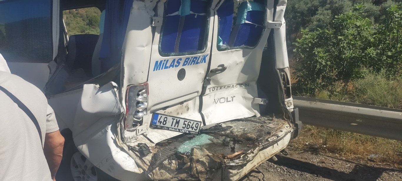 Beton mikseri dolmuşa çarptı: 1 ölü, 13 yaralı