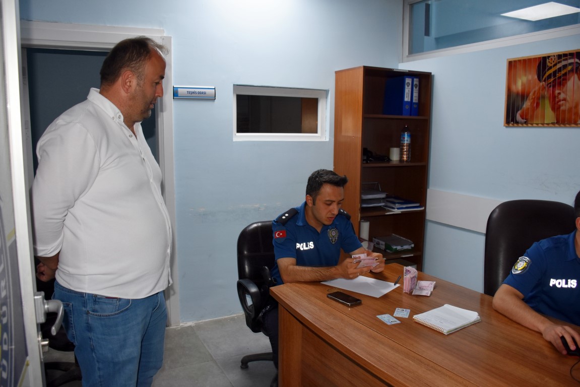 Para yatırmak için gittiği bankamatikte binlerce lira para buldu