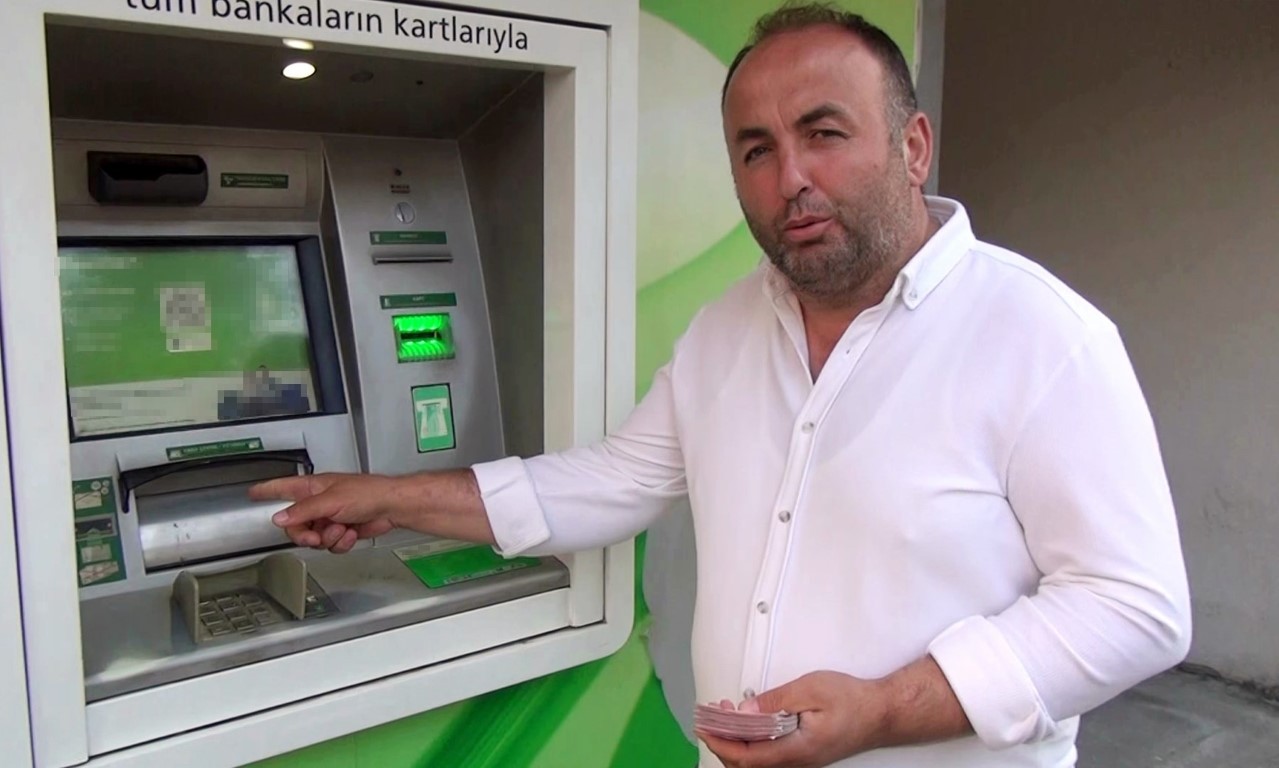 Para yatırmak için gittiği bankamatikte binlerce lira para buldu
