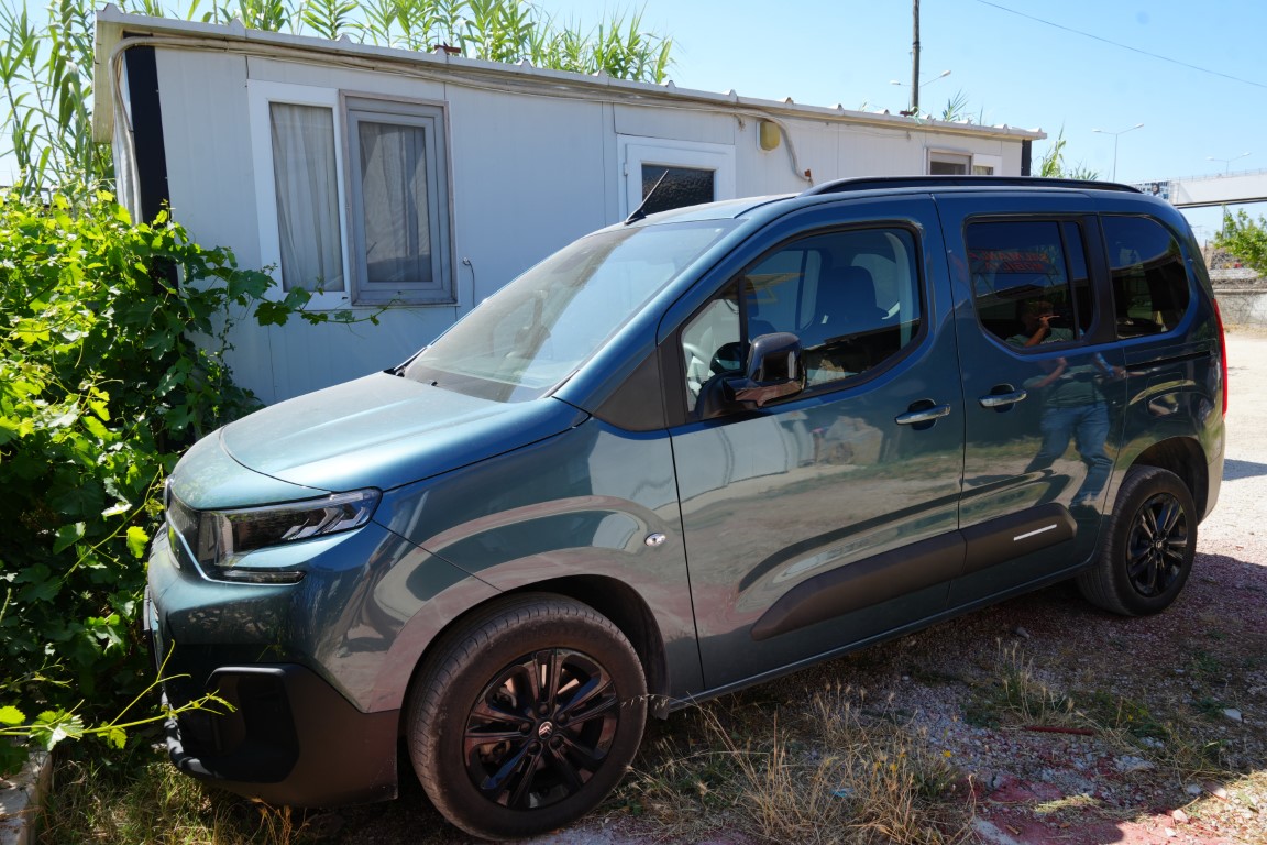 Yeni aldığı araca traktör çarpıp kaçtı, söylenenler psikolojisini bozdu