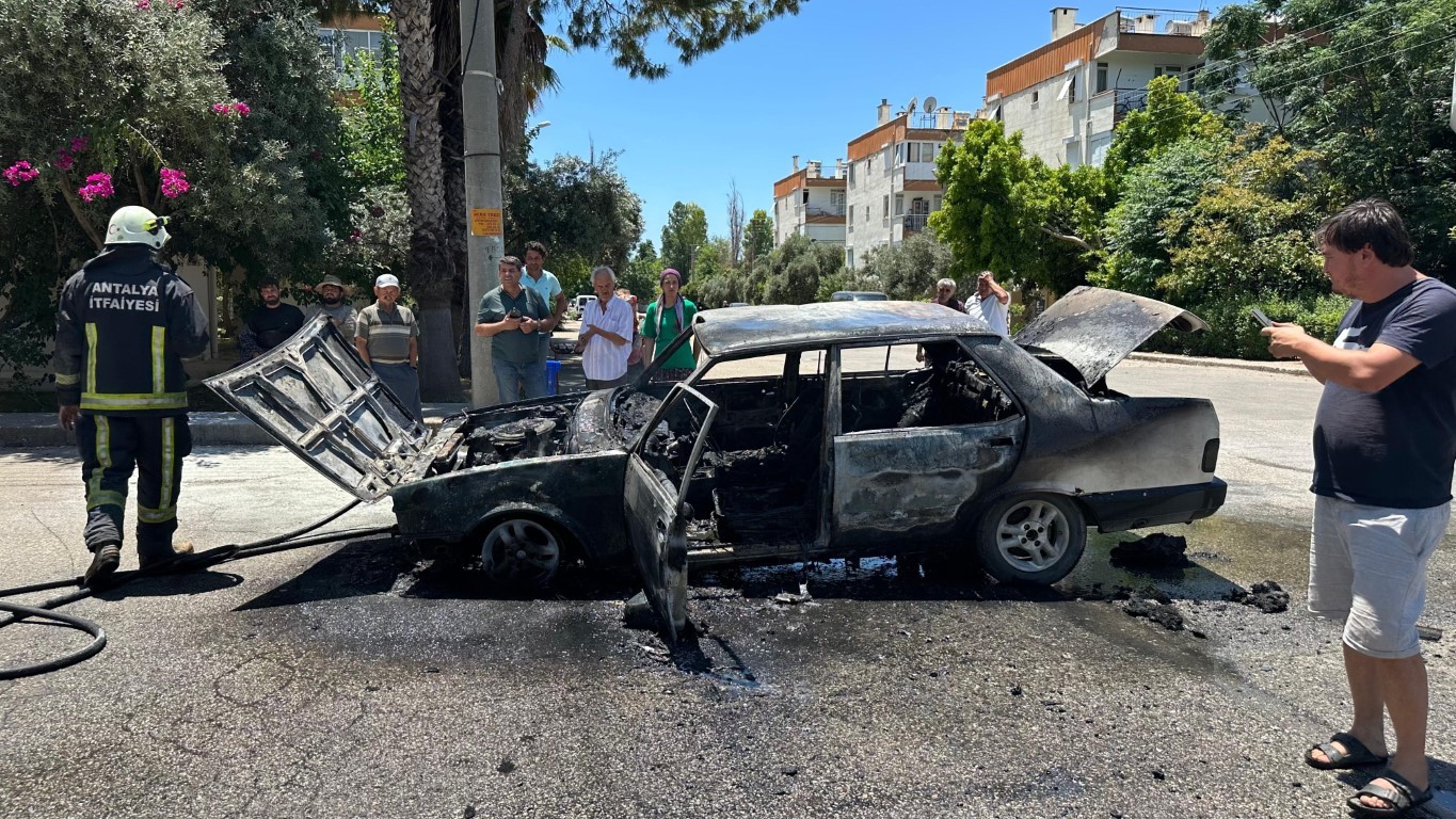 Antalya’da seyir halindeyken alev alan Tofaş otomobil kullanılamaz hale geldi