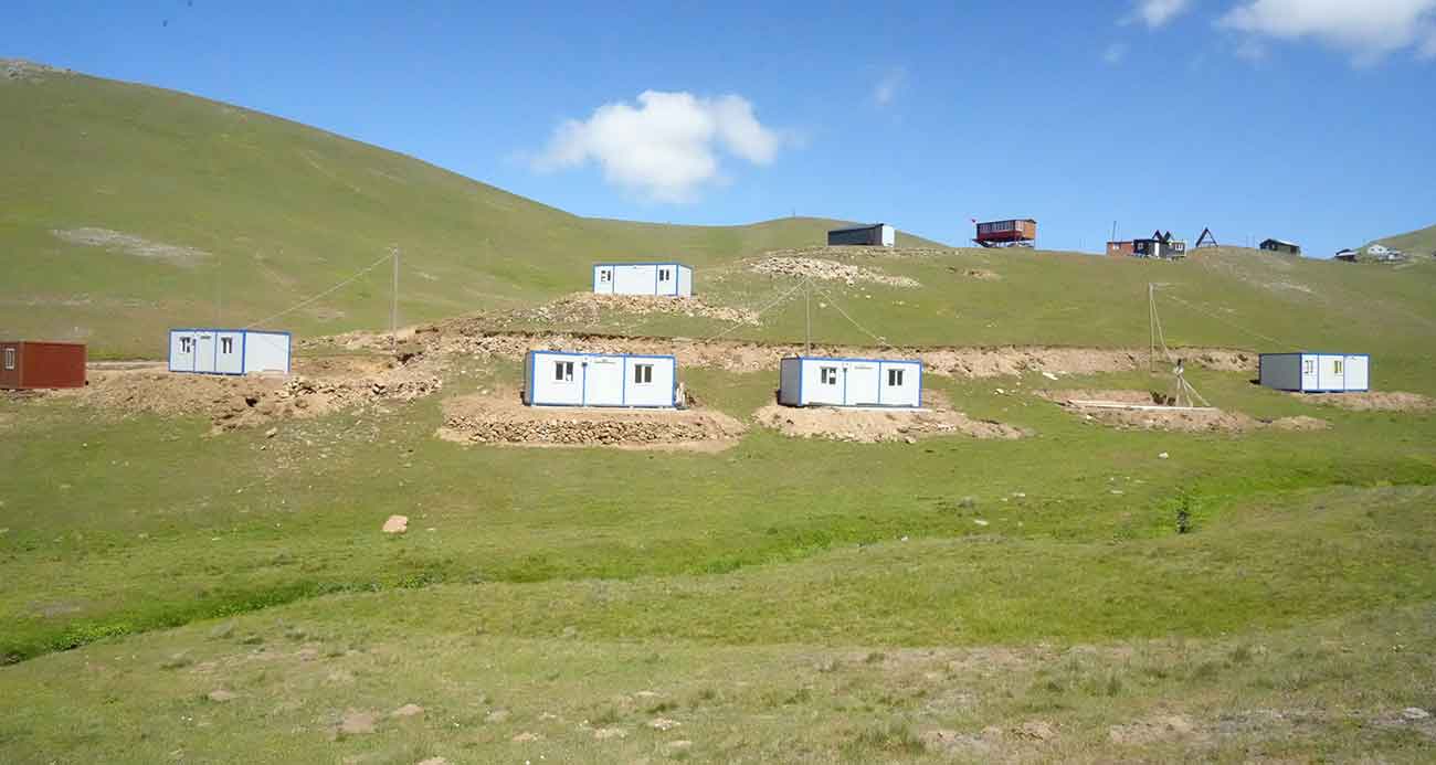 Yaylayı bir gecede konteynerler ile doldurdular
