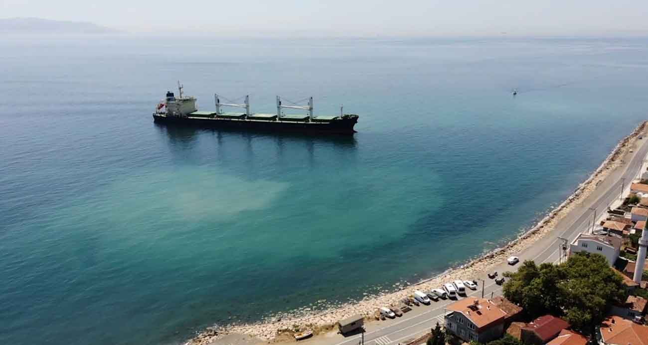 Karaya oturan gemi havadan görüntülendi
