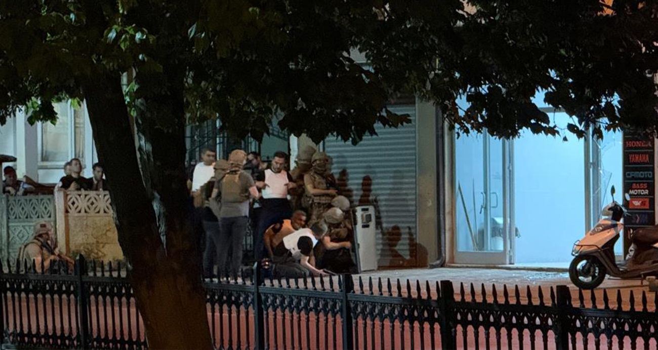 Hakkında yakalama kararı olan şahıs polise ateş açıp dükkana saklandı: Yaralı halde 6 saat direndi