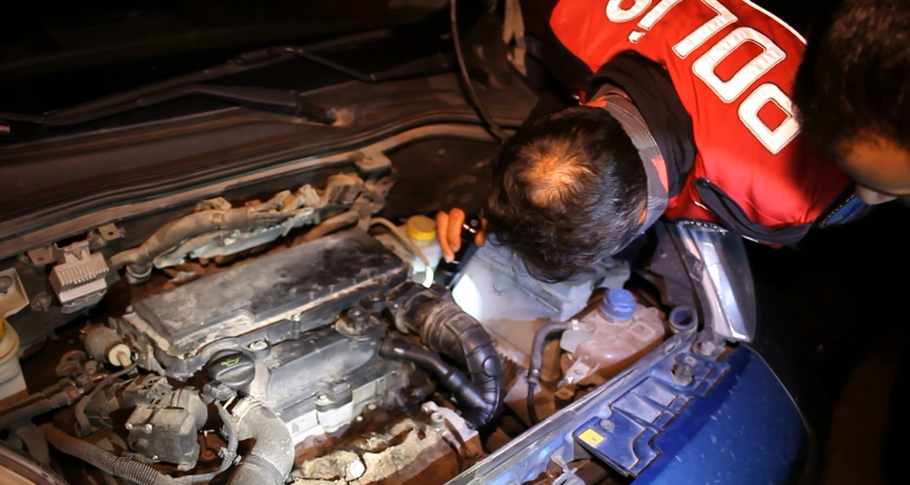 Polis aracın kaputunu açtı, motordan çıkan şaşırttı