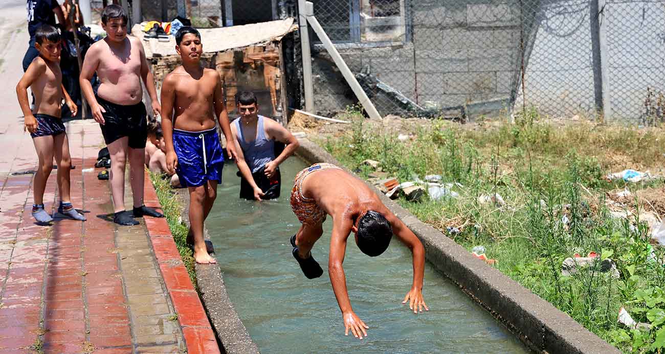Adanalı çocukların yaz tatili: Kanaletlerde yüzüyor, kaldırımda güneşleniyorlar