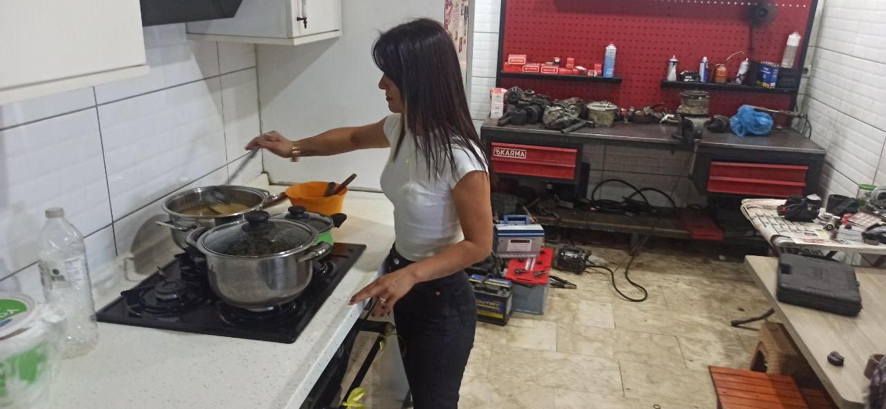 Elektrikçi dükkanına kadın eli değdi: Hem araba tamir ediyor hem de bebek büyütüyor