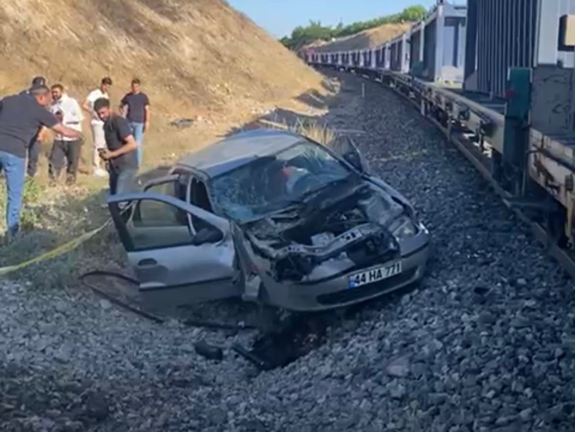 Malatya’da yük treni hemzemin geçitte otomobile çarptı: 5 yaralı