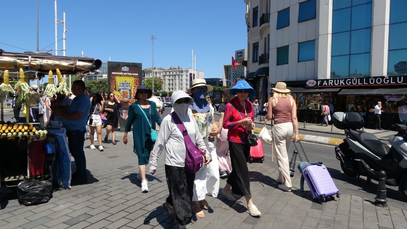 Taksim’de sıcaktan bunalanlar damacana ile serinlemeye çalıştı