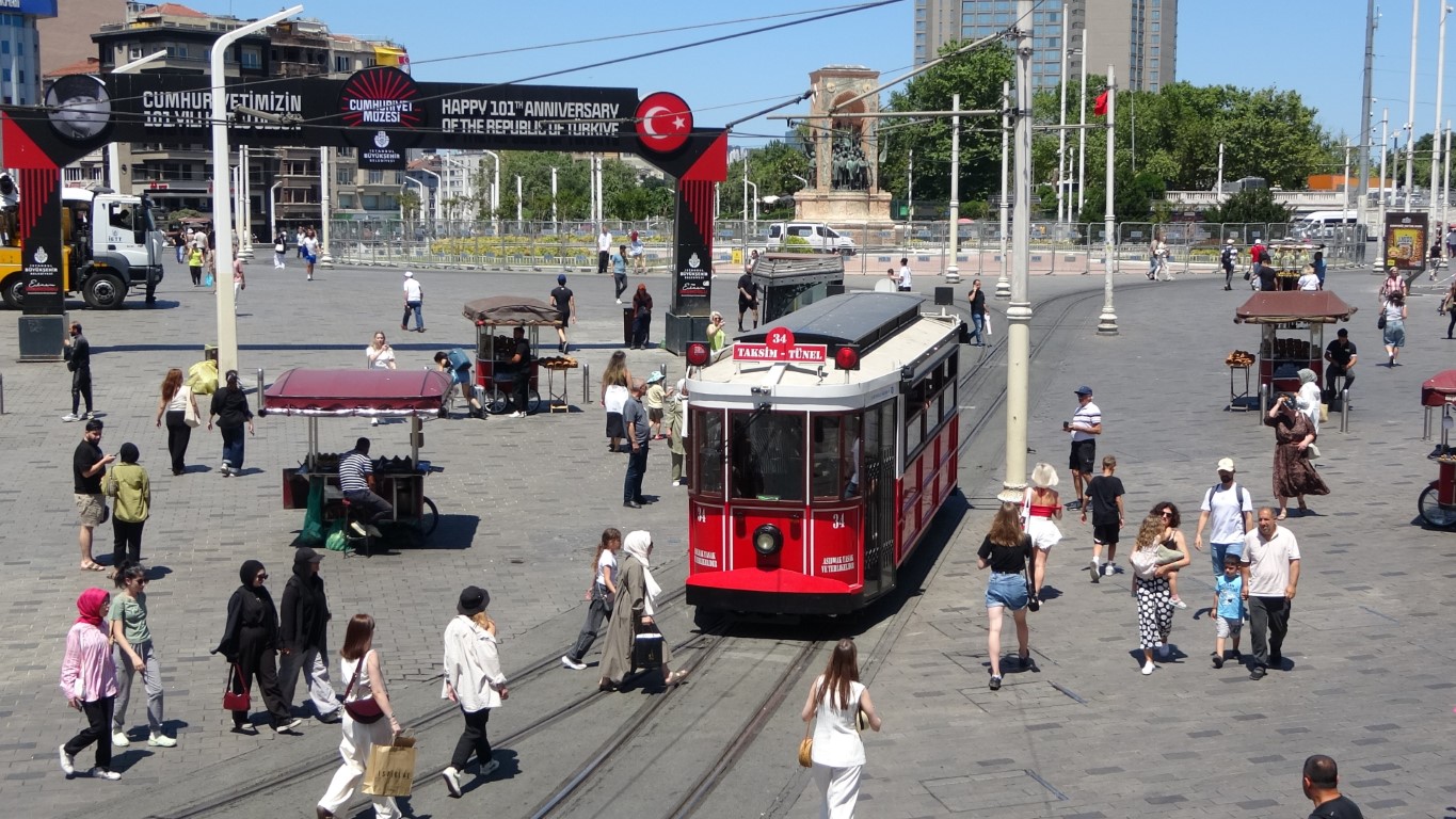 Taksim’de sıcaktan bunalanlar damacana ile serinlemeye çalıştı