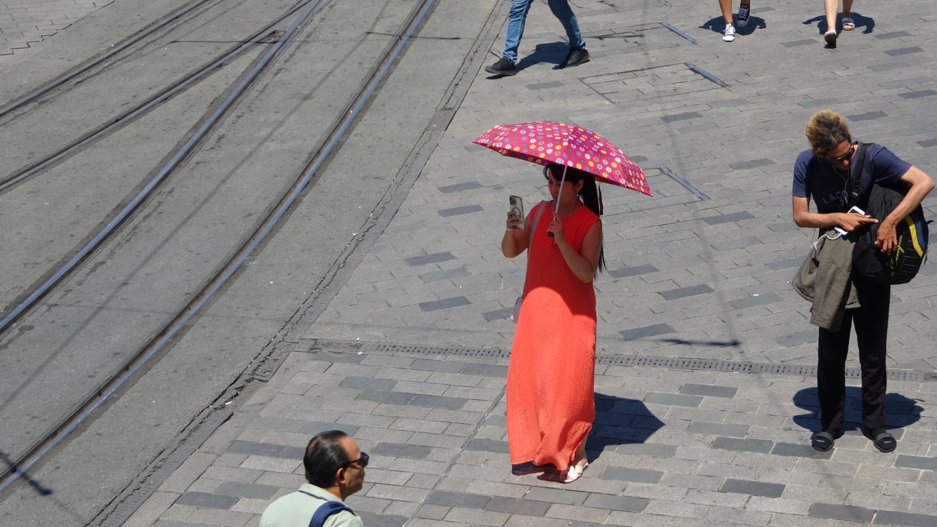 Taksim’de sıcaktan bunalanlar damacana ile serinlemeye çalıştı