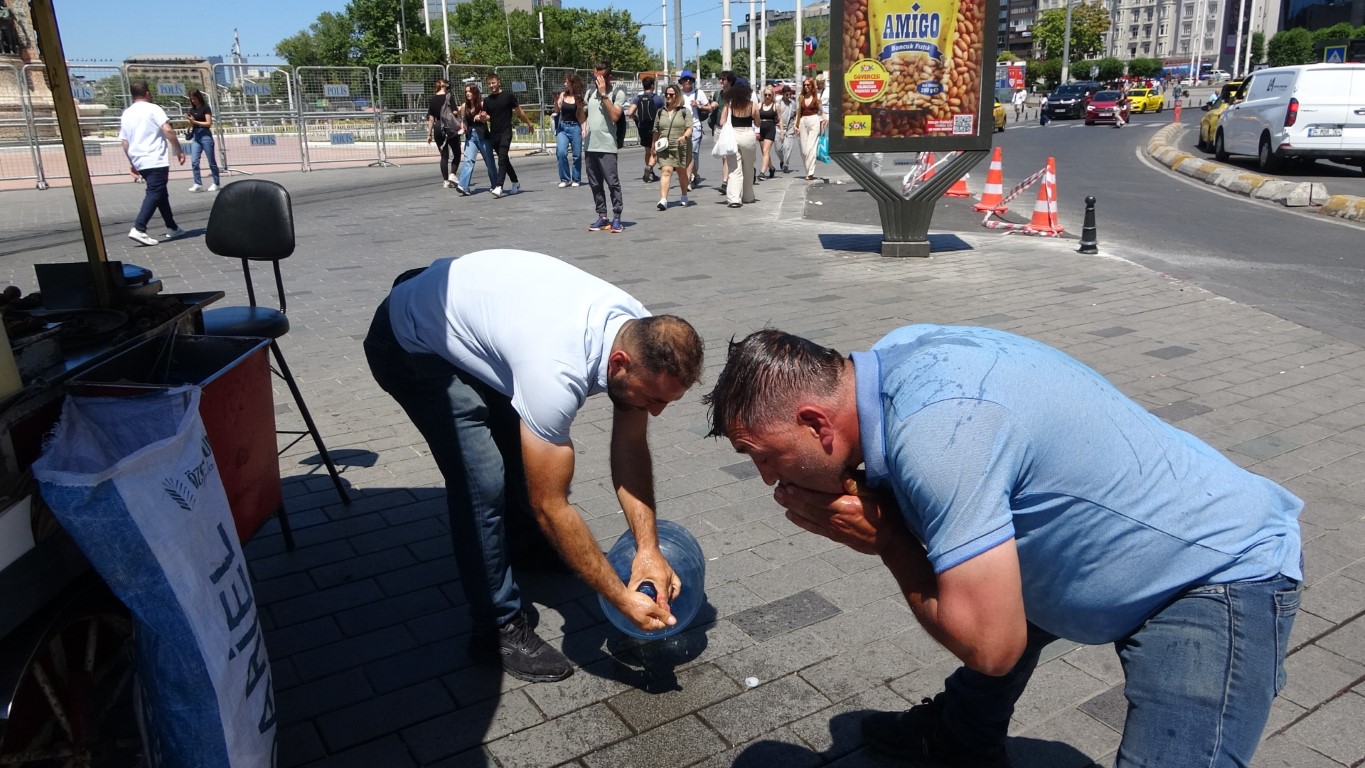 Taksim’de sıcaktan bunalanlar damacana ile serinlemeye çalıştı