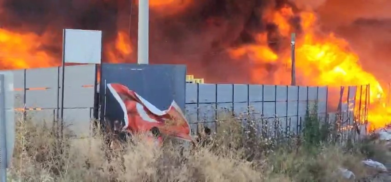 Alev alev yanan fabrikada kalan Türk bayrağını böyle kurtardı