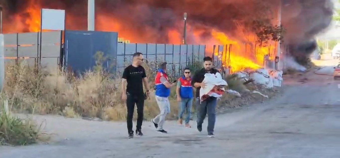 Alev alev yanan fabrikada kalan Türk bayrağını böyle kurtardı