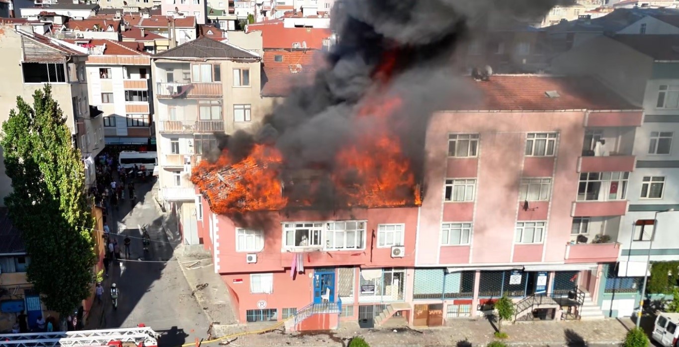 Bağcılar’da çatı yangını: Alevler yan binaya sıçradı