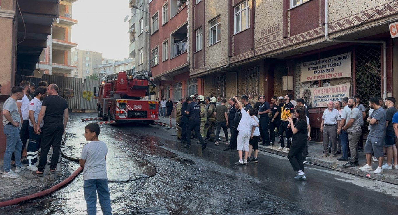 Bağcılar'da inşaat alanındaki yangın binaya ve sokağa sıçradı