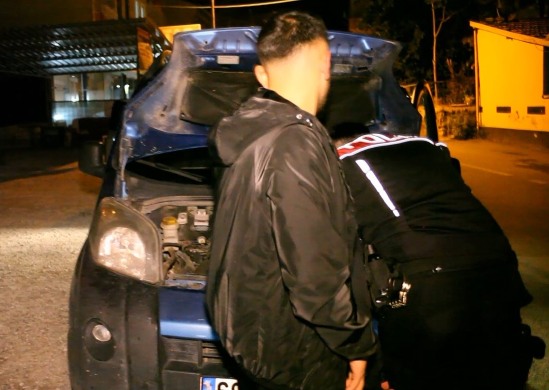 Polis aracın kaputunu açtı, motordan çıkan şaşırttı