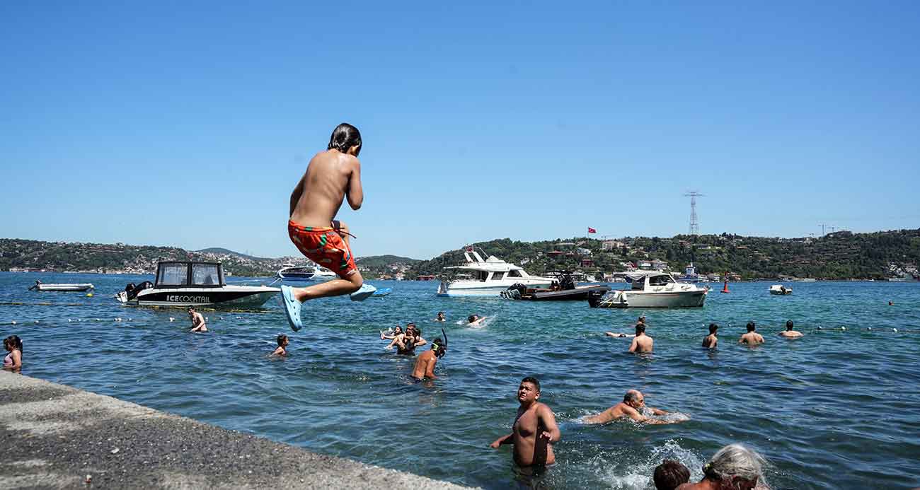 Sıcak havadan bunalan İstanbullular Boğaz'da serinledi