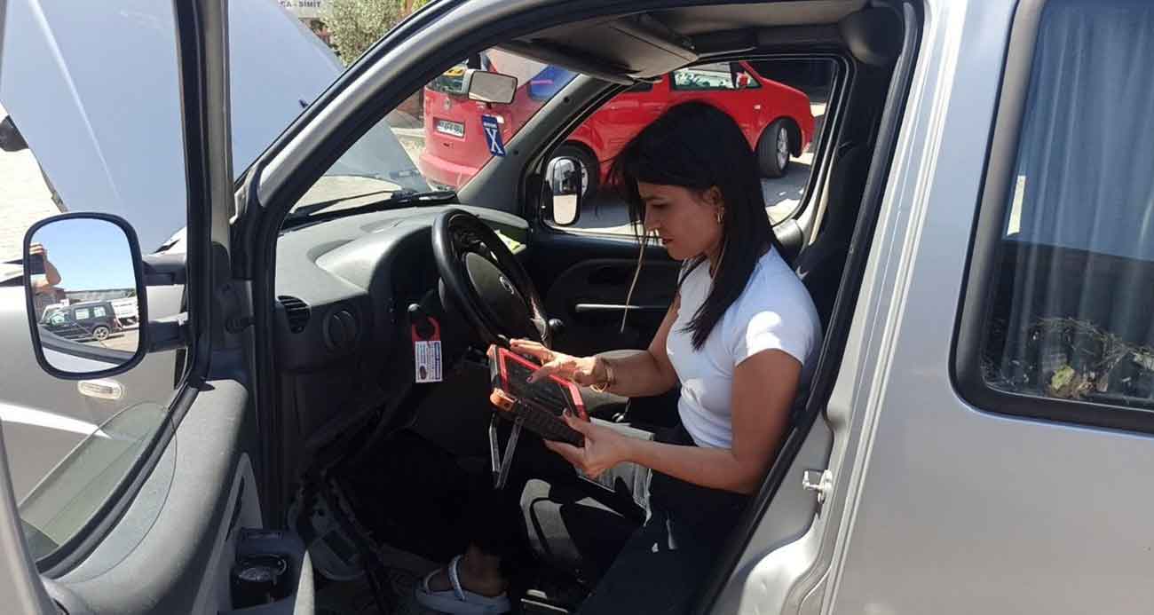 Elektrikçi dükkanına kadın eli değdi: Hem araba tamir ediyor hem de bebek büyütüyor