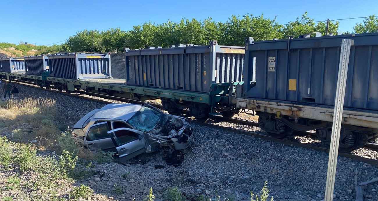 Yük treni hemzemin geçitte otomobile çarptı: 5 yaralı