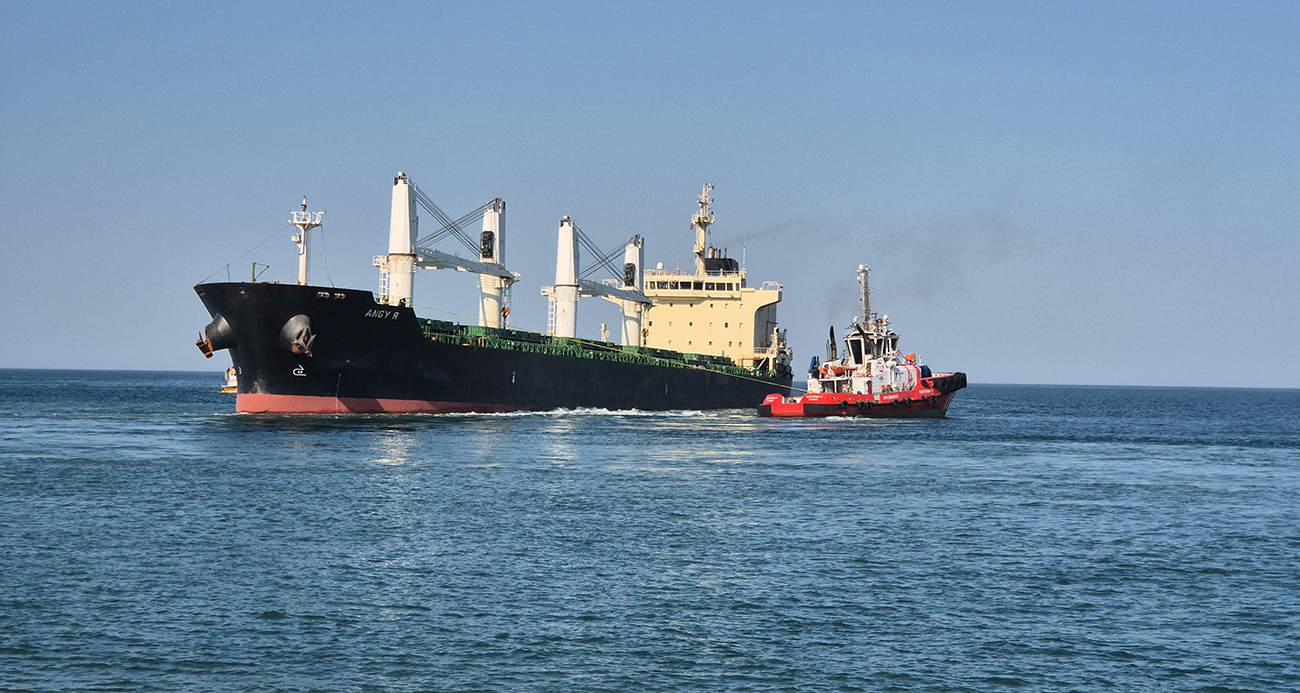 Tekirdağ’da karaya oturan yük gemisini kurtarma çalışmaları sürüyor