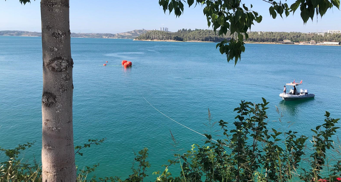 Seyhan Baraj Gölü’ne düşen yangın söndürme uçağının enkazı çıkartıldı