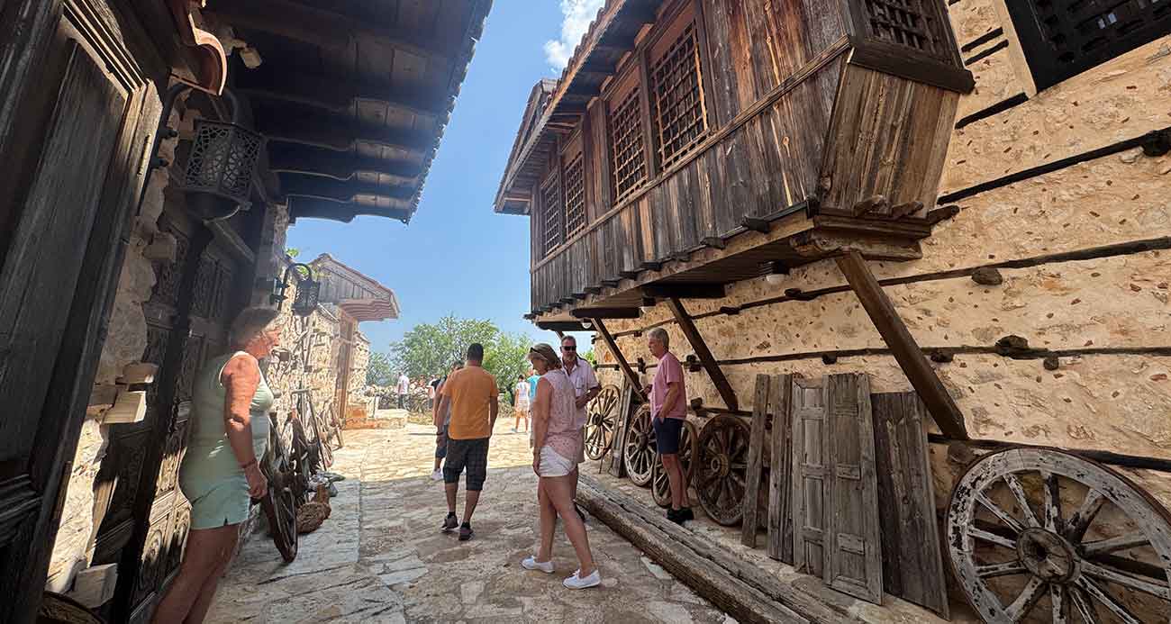 Antalya'nın 15 haneli 50 nüfuslu beton yapı bulunmayan 800 yıllık tarihi köyüne turist akını