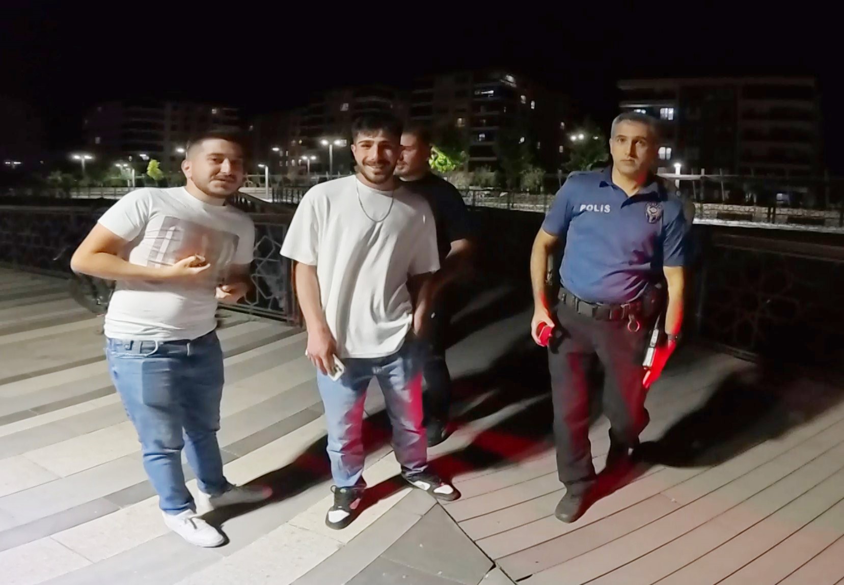 Parkta motosiklet sürdü, polise direnip gazeteci ve bekçilerin görüntüsünü çekti