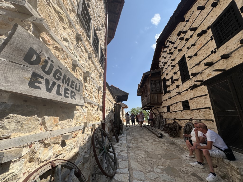 <p>Bir&ccedil;oğu zamanla yıkılan tarihi evler, son yıllarda birer birer restore edilerek yeniden ayağa kaldırılıyor. Yerel halkın &ccedil;abalarına K&uuml;lt&uuml;r ve Turizm Bakanlığı'nın maddi destekleri de eklenince Sarıhacılar'daki restorasyon &ccedil;alışmalarının sonucu k&ouml;y&uuml;n ziyaret&ccedil;ileri her ge&ccedil;en g&uuml;n artmaya başladı.</p>
<p><span style="color: #ffffff; background-color: #e03e2d;"><em><strong><a style="color: #ffffff; background-color: #e03e2d;" href="https://www.iha.com.tr/video-antalyanin-15-haneli-50-nufuslu-beton-yapi-bulunmayan-800-yillik-tarihi-koyune-turist-akini">Haberin videosu i&ccedil;in tıklayın</a></strong></em></span></p>
<p><strong>Ayşe &Ccedil;atlı</strong></p>