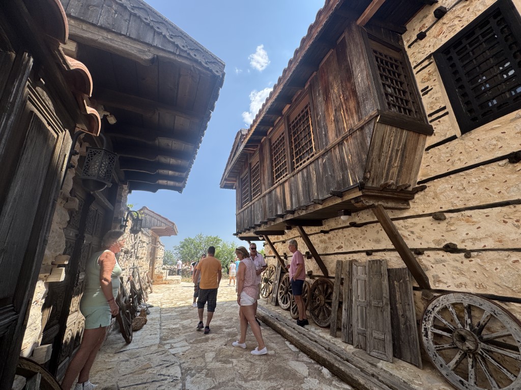 <p><strong>"Sarıhacılar b&uuml;y&uuml;k rağbet g&ouml;r&uuml;yor"</strong><br />Antalya b&ouml;lgesine tatile gelip rotanın dışına &ccedil;ıkmak isteyen turistler i&ccedil;in turlar d&uuml;zenlediklerini s&ouml;yleyen U&ccedil;ar, "Daha &ccedil;ok bu b&ouml;lgede d&uuml;ğmeli evler olarak tanınan mimari yapıyı tanıtıyoruz. K&uuml;lt&uuml;r&uuml;m&uuml;z&uuml;, doğamızı tanıtıyoruz. Makyajsız T&uuml;rkiye g&ouml;rmek isteyen turistler i&ccedil;in g&uuml;zel bir imk&acirc;n sunuyoruz. Sarıhacılar k&ouml;y&uuml; her ge&ccedil;en g&uuml;n b&uuml;y&uuml;k rağbet g&ouml;r&uuml;yor. Bu da turistlerimiz tarafından bu b&ouml;lgeyi tanımak bu b&ouml;lgenin insanını tanımak, sohbet etmek, ağacın altında bir &ccedil;ay i&ccedil;mek ger&ccedil;ekten g&uuml;zel bir atmosfer oluşturuyor. İnsanlar Sarıhacılar k&ouml;y&uuml;nden &ccedil;ok memnun ayrılıyorlar ve bu b&ouml;lge turistler &uuml;zerinde ger&ccedil;ekten b&uuml;y&uuml;k bir etki bırakıyor diyebilirim" dedi.</p>