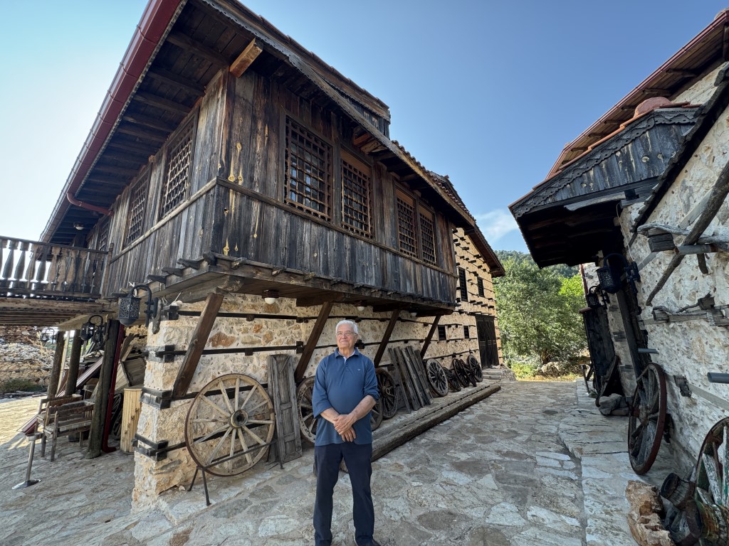 <p><strong>"Ahşap oymacılığın en g&uuml;zel &ouml;rnekleri burada"</strong><br />Tarihi İpek Yolu'nun &uuml;zerinde kurulmuş k&ouml;y&uuml;n ahşap oymacılığının en g&uuml;zel &ouml;rneklerinden birini barındıran 600 yıllık camisinin tarihi ge&ccedil;mişe ışık tuttuğunu dikkat &ccedil;eken U&ccedil;ar, "&Ouml;zellikle tarihi Sarıhacılar k&ouml;y&uuml;nde tarihi İpek Yolu ve 600 yıllık caminin bulunması bizi buraya y&ouml;nlendiren ana nedenlerden bir tanesi oldu. Tabi ki k&ouml;y i&ccedil;inde mimari yapı, bazı evlerin ger&ccedil;ekten &ccedil;ok g&uuml;zel restore edilmiş olması, o aranılan otel atmosferinin dışında aranan ortamı sunuyor olması bizim i&ccedil;in buraya uğramamız i&ccedil;in &ccedil;ok iyi bir sebep oldu diyebilirim" ifadelerini kullandı U&ccedil;ar, ş&ouml;yle devam etti:</p>