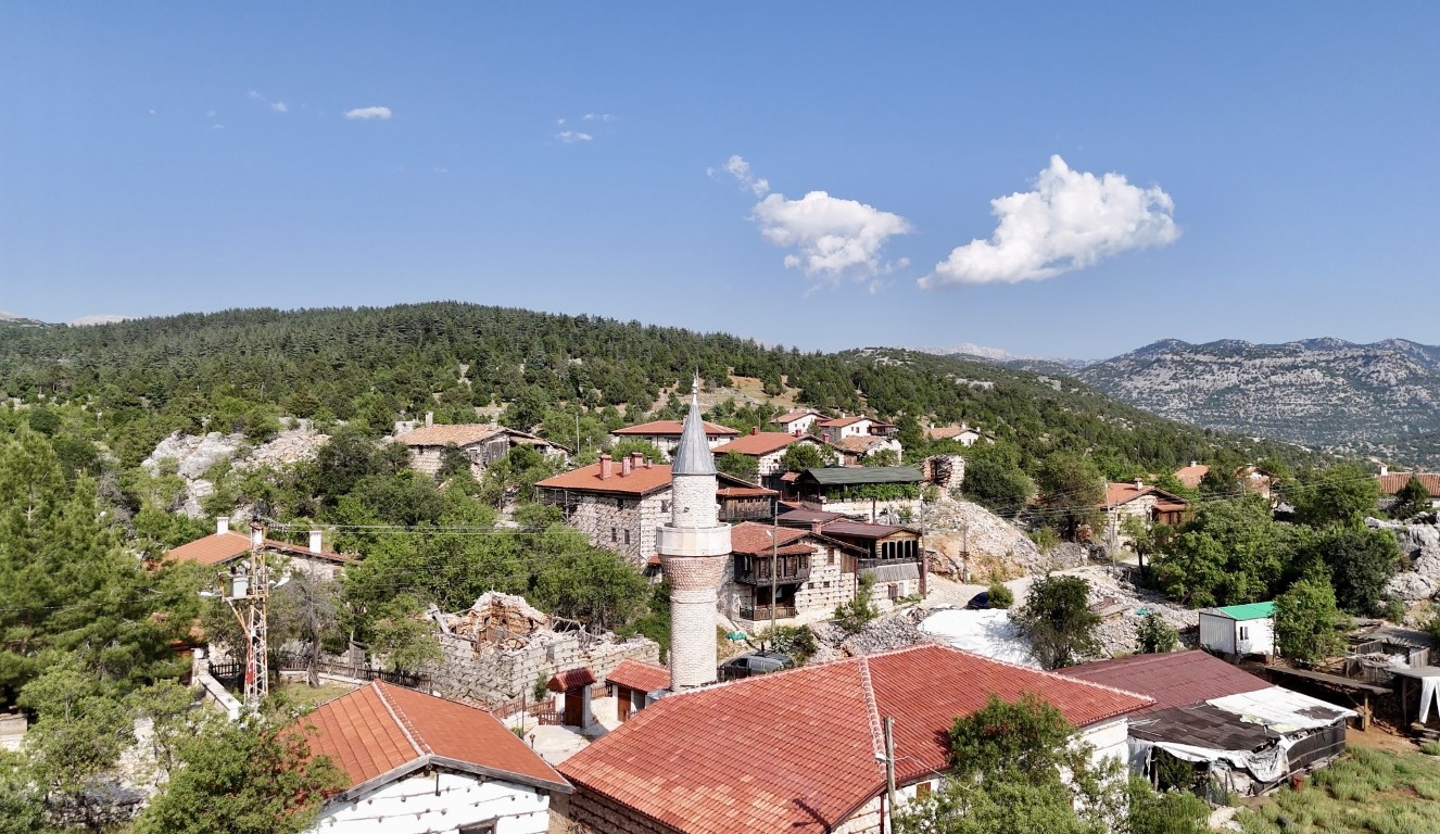 <p><strong>"Caminin restorasyonu g&uuml;zel olmuş, fakat i&ccedil;i boş"</strong><br />"600 yıllık tarihi caminin restorasyonunun ger&ccedil;ekten &ccedil;ok g&uuml;zel yapılmış. Restorasyon &ccedil;alışmalarında g&ouml;t&uuml;r&uuml;len camiye ait eserler yerine konmamış. Yine 1800'l&uuml; yıllardan kalan d&ouml;k&uuml;mden yapılan, gaz lambası ve mumların istenilen y&uuml;ksekliğe g&ouml;re elle ayarlanabilen caminin tarihi avizesinin, bir nevi asans&ouml;rl&uuml; sistemle yapılan eserleri buraya tekrar gelen turistler bizlere soruyor. Turistler bu konuda bizlerden bilgi almak istiyorlar. Buraya daha &ouml;nce gelen turistler &ouml;zellikle bildikleri i&ccedil;in bunları soruyorlar. Biz turistlere camide bulunan eski eserleri varmış gibi anlatıyoruz. İnşallah devlet yetkililerimiz tarafından en kısa s&uuml;rede yerlerine konur. &Ccedil;&uuml;nk&uuml; caminin i&ccedil;i bomboş" dedi.</p>