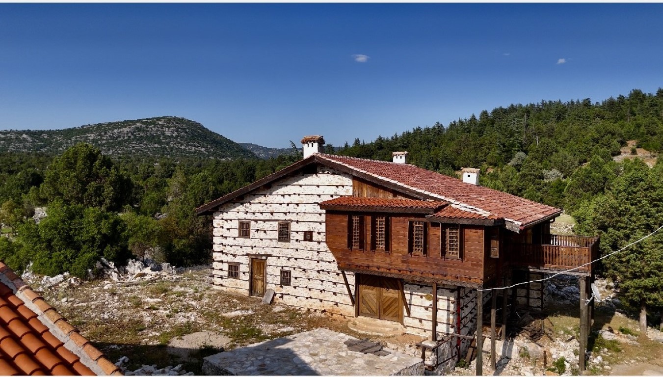 <p><strong>"B&ouml;lgeye 20 yıldır geliyoruz. En fazla Almanlar rağbet ediyor"</strong><br />Bu b&ouml;lgeye yaklaşık 20 yıldır turist getirdiklerine dikkat &ccedil;eken turizm rehberi U&ccedil;ar, "20 yıldan bu yana burası &ccedil;ok beğenilen bir turizm destinasyonu. Son yıllarda burası daha pop&uuml;ler oldu. Daha &ouml;nce gelen turistler tekrar Sarıhacılar k&ouml;y&uuml;ne gelmek istiyorlar. Tekrar aynı atmosferi yaşamak istiyorlar. Tabii ki Antalya'ya 30'dan fazla &uuml;lkeden turist geliyor. Ama daha &ccedil;ok Almanya'dan ve Almanca konuşan &uuml;lkeden gelenler daha fazla rağbet ediyor" diye konuştu.</p>