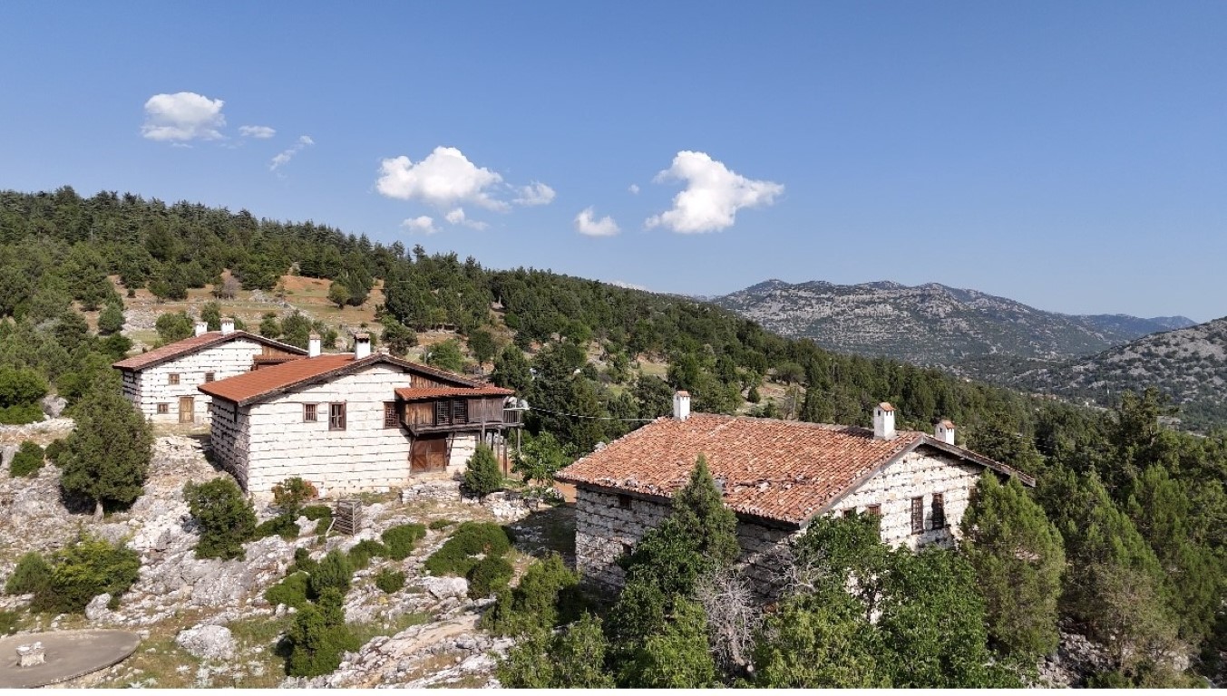 <p>Almanya'dan ziyarete gelen Matthıas Dressler, "Eşim Simone Dressler ile Akdeniz kıyısında Kumk&ouml;y'de tatilimi ge&ccedil;iriyorum. Tura katıldık. T&uuml;rkiye'nin tanımadığımız bilmediğimiz tarihini ve k&uuml;lt&uuml;r&uuml;n&uuml; tanımak i&ccedil;in geldik. Rehberimiz bize her şeyi g&uuml;zel a&ccedil;ıkladı. Daha &ouml;nce 25 yıl kadar &ouml;nce ailemle birlikte T&uuml;rkiye'ye gelmiştim. Uzun yıllar sonra yeniden bu yıl yine eşimle birlikte geldim. Ger&ccedil;ekten T&uuml;rk misafirperverliğini &ccedil;ok sevdik. B&ouml;lgeye ilk defa bir tur aracılığı ile geldik. Buralardan ger&ccedil;ekten o kadar &ccedil;ok etkilendik anlatamam. G&ouml;r&uuml;lmeye değer bir yer. İnsanların dağların arkasında i&ccedil; b&ouml;lgelerde nasıl yaşadıklarını, neler yaptıklarını, nasıl bir mimari sistem kurduklarını g&ouml;rd&uuml;k. Ger&ccedil;ekten Sarıhacılar muhteşem bir yer. İyi ki gelmişiz. Almanya'ya d&ouml;n&uuml;nce buranın g&ouml;r&uuml;lmesi gereken ne kadar muhteşem bir yer olduğunu dostlarıma anlatacağım" dedi.</p>