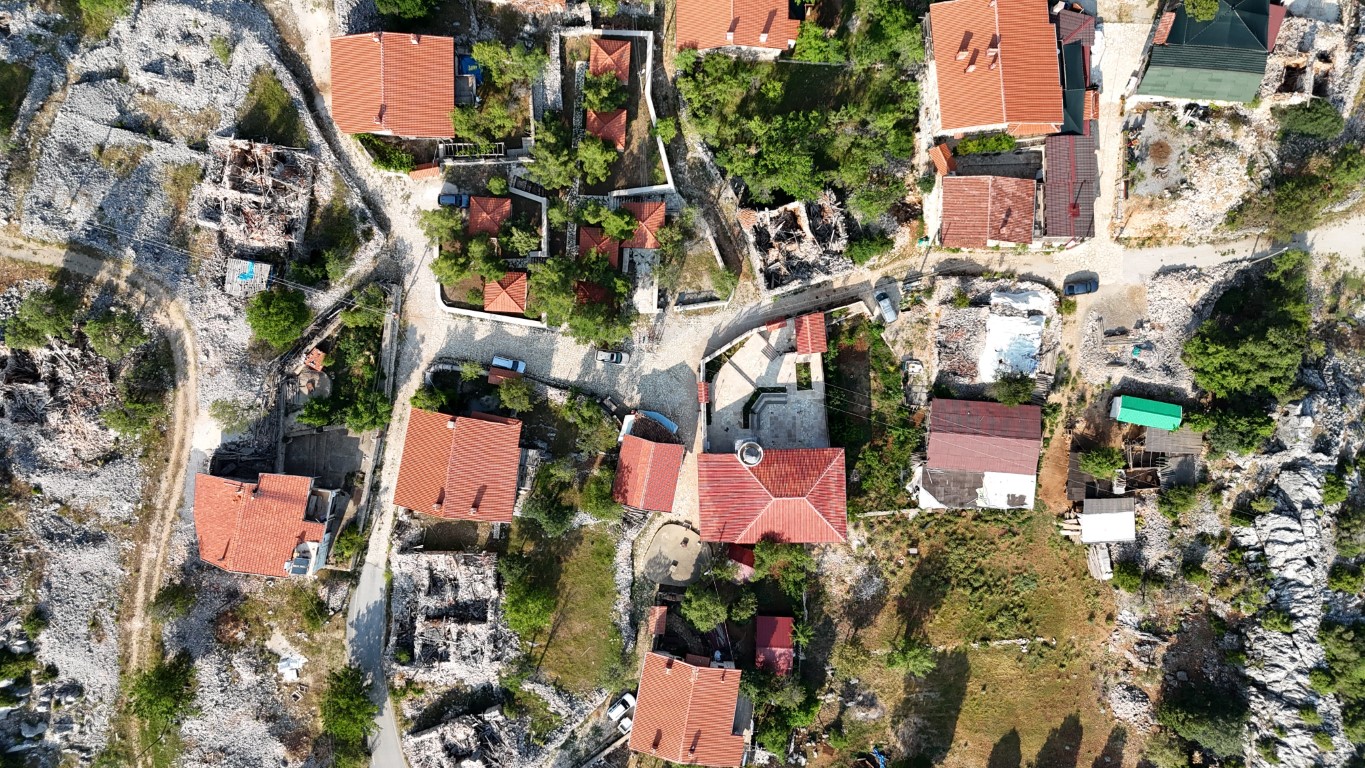 <p>Sarıhacılar k&ouml;y&uuml;nde d&uuml;ğmeli evleri restore ederek turizm hareketliliğini başlatan turizmci Mustafa Kavasoğlu, turizm hareketine 2015 yılında başladıklarını s&ouml;yleyerek, "İlk etapta m&uuml;zemizi ve bir restoran, daha sonra k&uuml;&ccedil;&uuml;k bir butik otel a&ccedil;tık. Buradaki yatırımlarımız K&uuml;lt&uuml;r ve Turizm Bakanlığının işletme belgesine sahip yasal olarak faaliyetini g&ouml;steren tesislerimiz mevcuttur" ifadelerine yer verdi.</p>