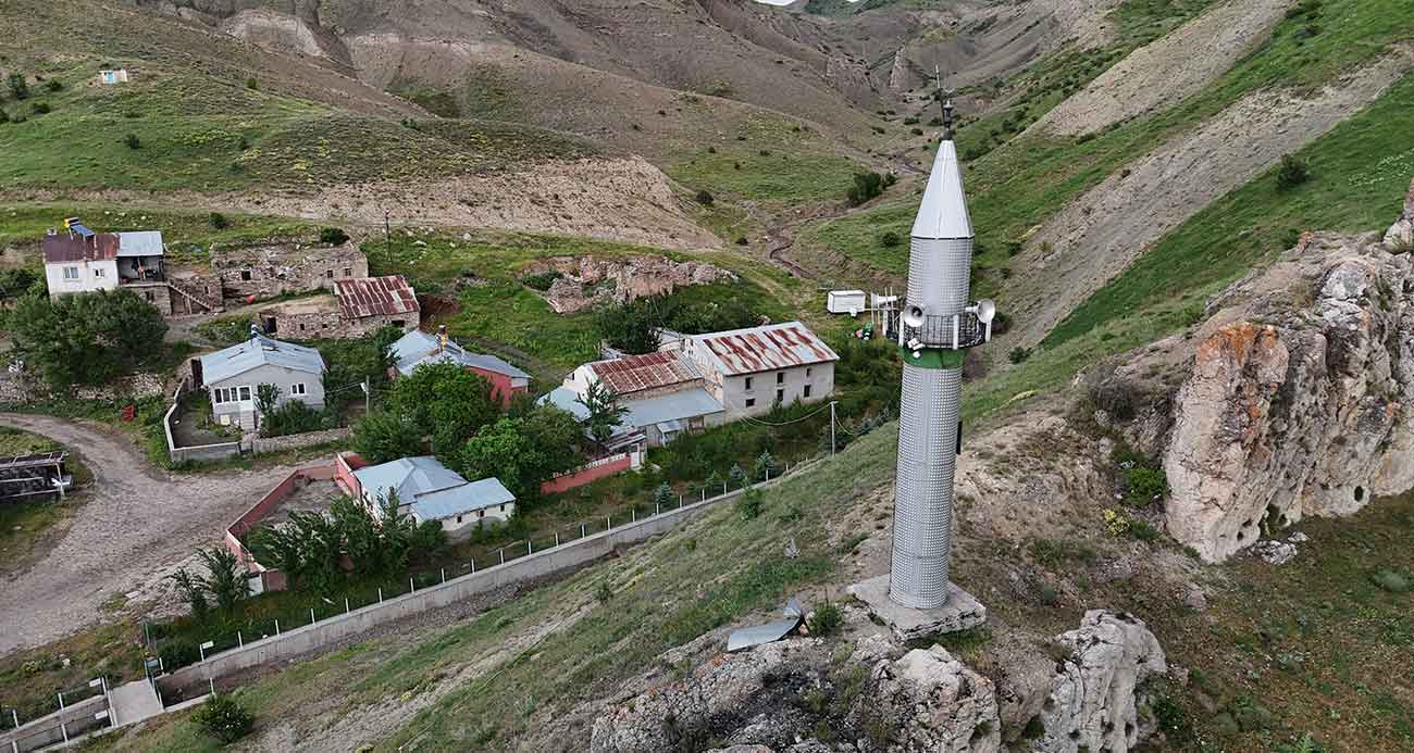 Görenler dönüp bir kez daha bakıyor, minareyi bulan camiyi bulamıyor