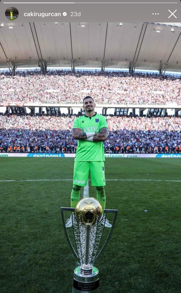 Uğurcan Çakır’dan transfer iddialarına şampiyonluk kupalı yanıt