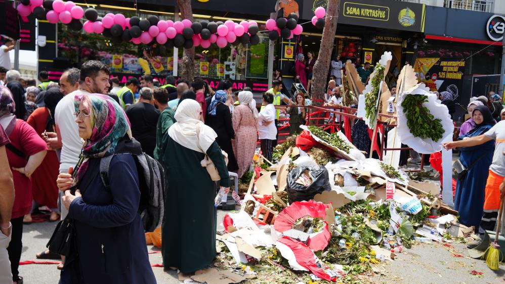 Başakşehir’de indirim izdihamı: Vatandaşlar fenalaştı, mağaza öğleden sonra kapandı
