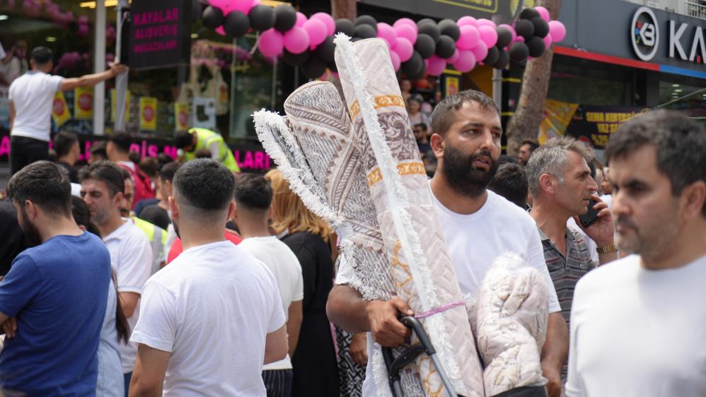 Başakşehir’de indirim izdihamı: Vatandaşlar fenalaştı, mağaza öğleden sonra kapandı