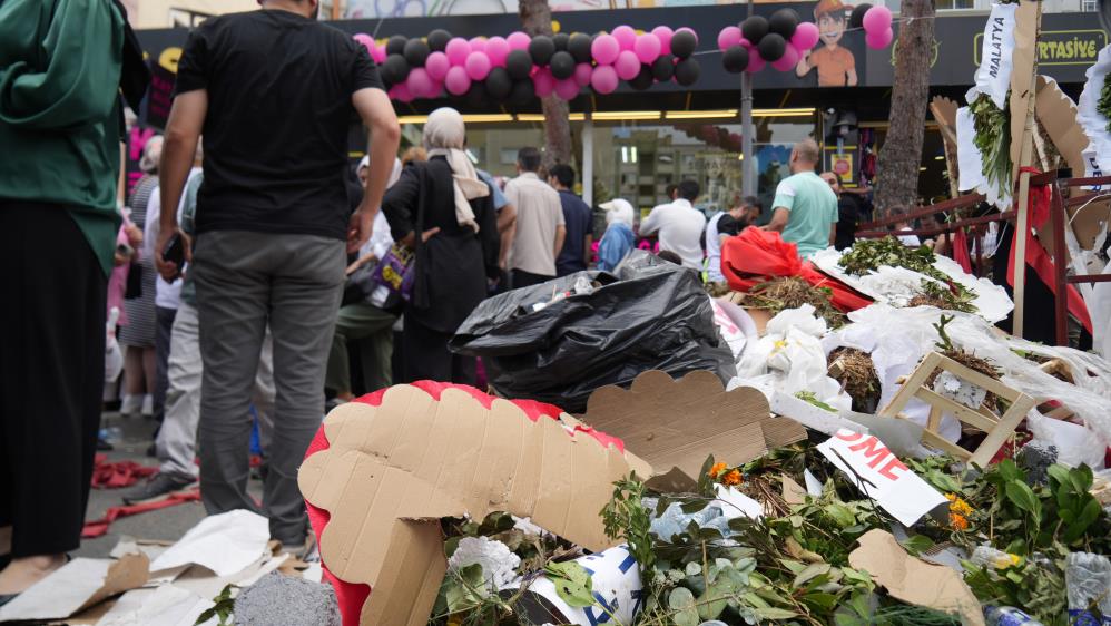 Başakşehir’de indirim izdihamı: Vatandaşlar fenalaştı, mağaza öğleden sonra kapandı