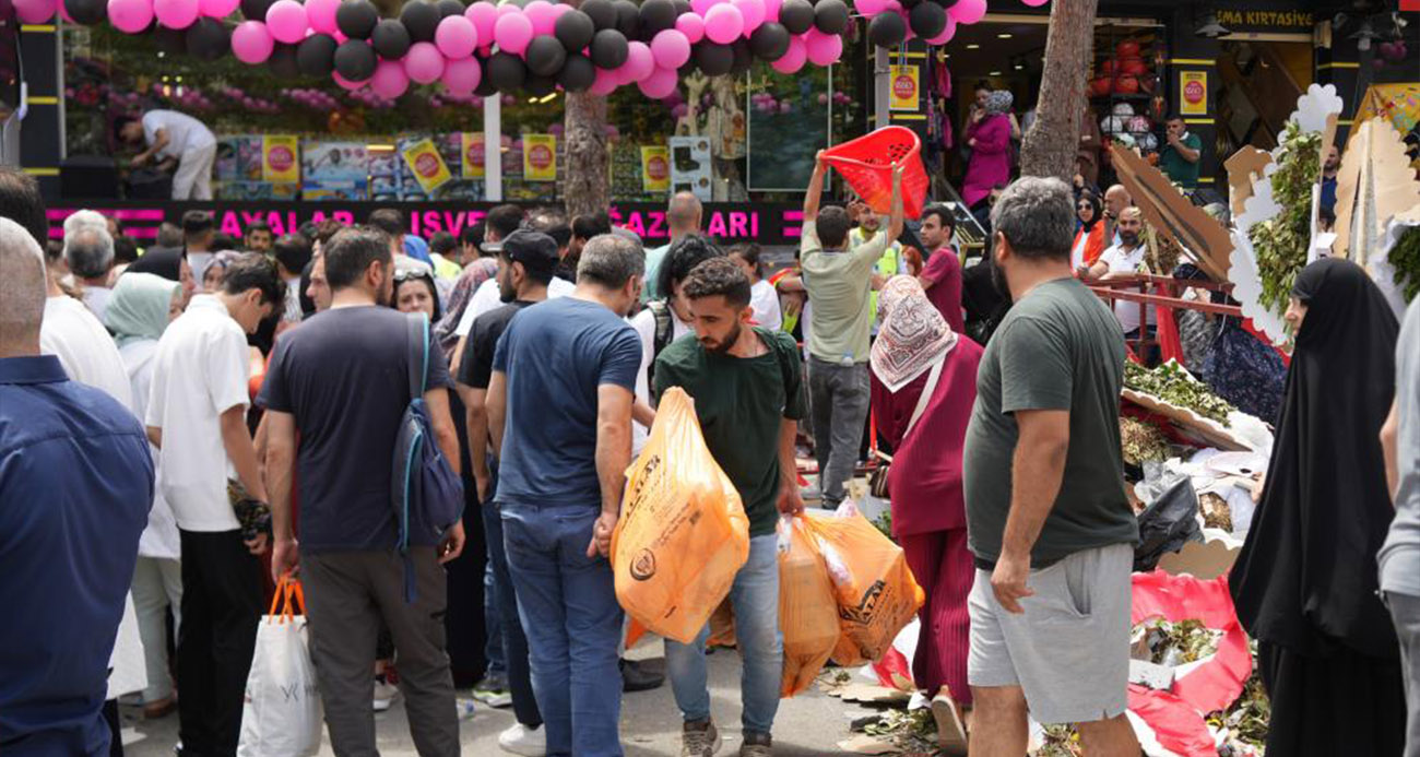 Başakşehir’de indirim izdihamı: Vatandaşlar fenalaştı, mağaza öğleden sonra kapandı