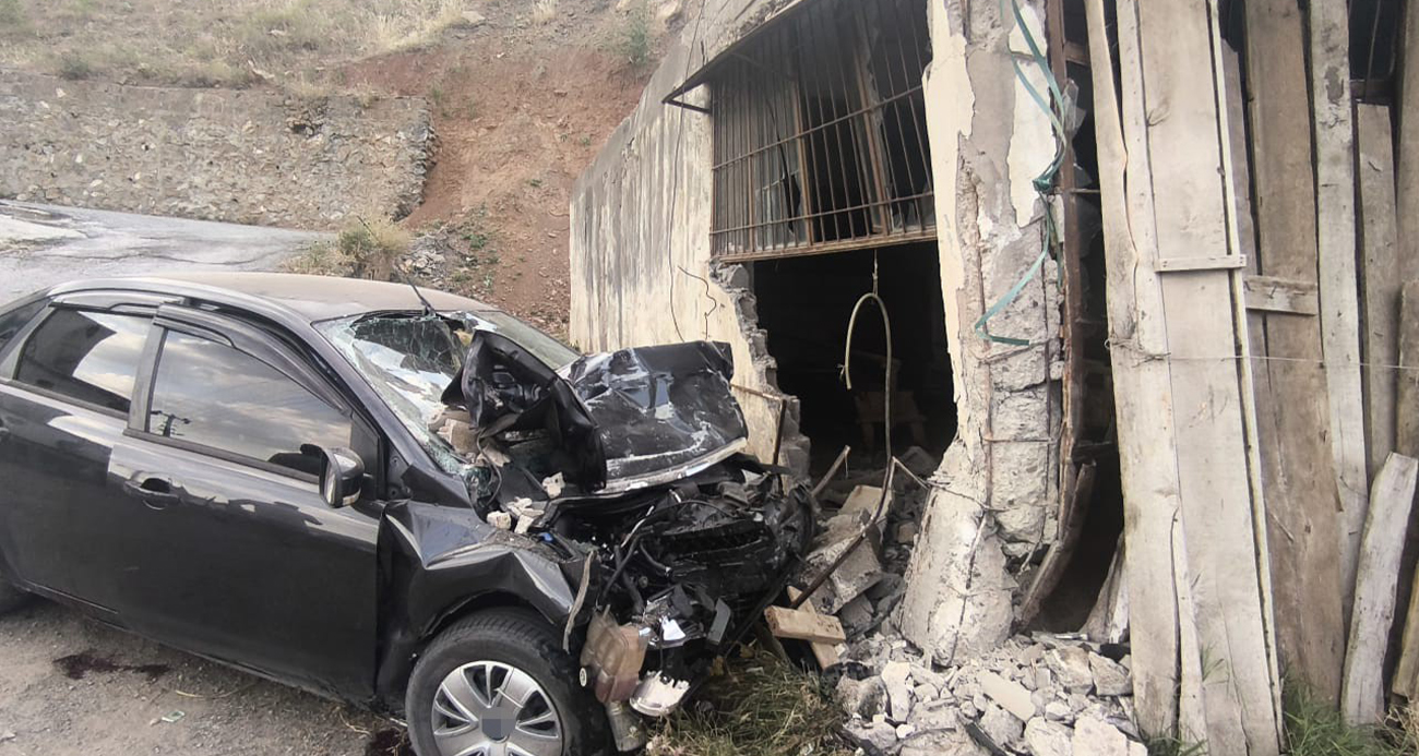 Bitlis’te otomobil duvara çarptı: 2 ölü, 2 yaralı