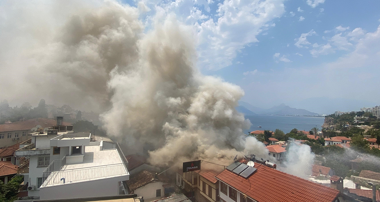 Antalya Kaleiçi’nde yangın
